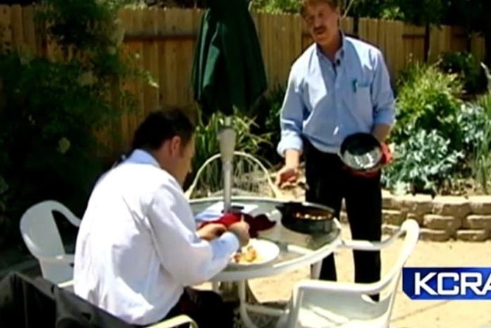 Americano cozinha suas refeições com o calor do sol