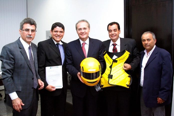 Renan e o senador Romero Jucá com presidente do Sindicato dos Mototaxistas e Motoboys de Alagoas, Ed Sampaio, e José Barreto de Melo, presidente do Sindimoto-RN