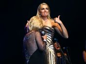 Ana Hickmann brinca com Hebe: ‘Sou a única que ganhou selinho no peito'