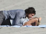 Com moreno, Sharon Stone faz a temperatura subir em praia nos EUA