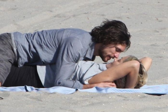 Com moreno, Sharon Stone faz a temperatura subir em praia nos EUA