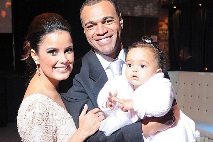 Luciele Di Camargo comemora dois anos de casada