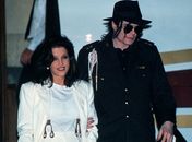 Bilhete de Michael Jackson para ex-mulher é retirado de leilão