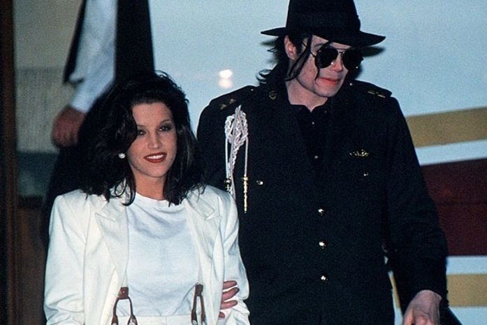 Bilhete de Michael Jackson para ex-mulher é retirado de leilão