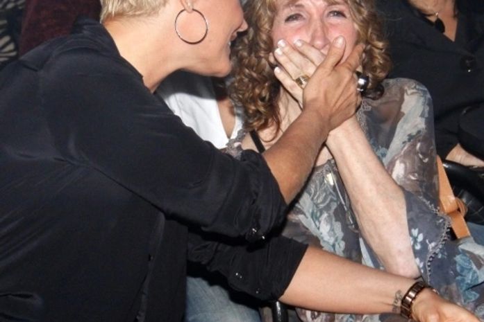 Com mal de Parkinson, mãe de Xuxa recorre a tratamento com médium