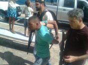 Acusado é é conduzido por agentes da PF
