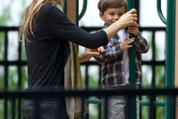 Gisele Bündchen passeia com o filho Benjamim em parque de Boston