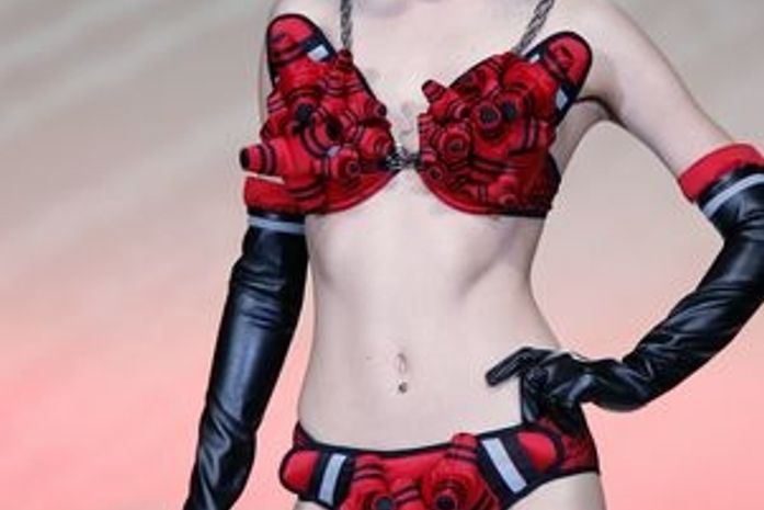 Recortes ousados são destaques de desfile de lingerie em Tóquio