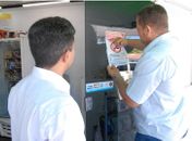 Equipes da Vigilância Sanitária colaram adesivos em vários locais da capital 