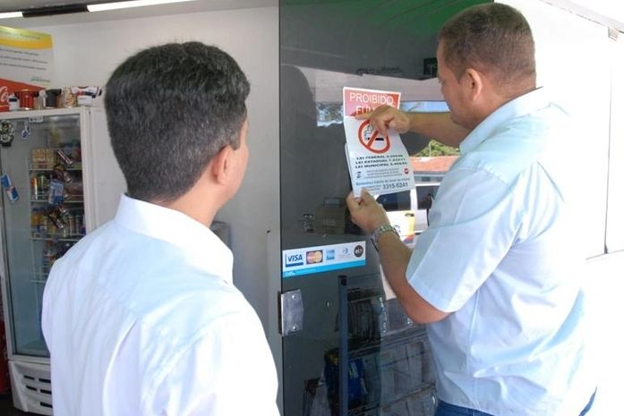 Equipes da Vigilância Sanitária colaram adesivos em vários locais da capital