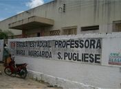 Alunos reclamam da falta de água e encontram barata em bebedouro