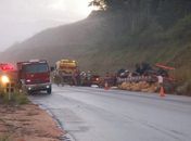 Caminhoneiro morre esmagado após tombar caminhão