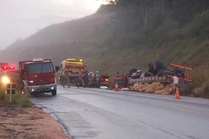Caminhoneiro morre esmagado após tombar caminhão