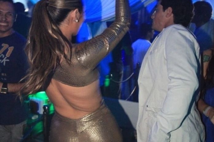 Ex-BBB Monique exibe gordurinha e celulite em festa de ensaio nu