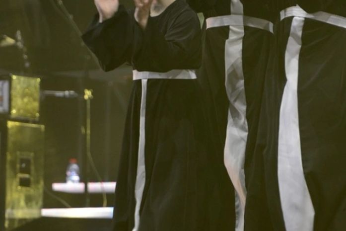 Filho de Madonna participa do show da mãe vestido de padre