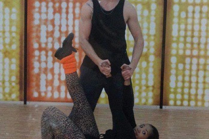 Com meia-calça de oncinha, Gaby Amarantos ensaia para 'Dança'