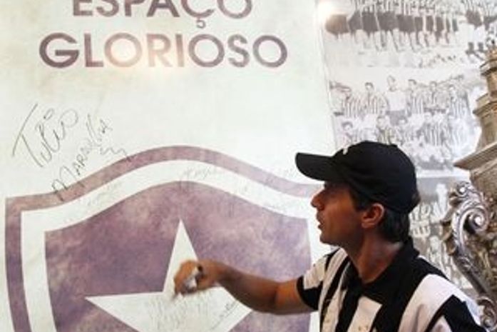 Túlio joga partida festiva mas não conta gols para 1000º