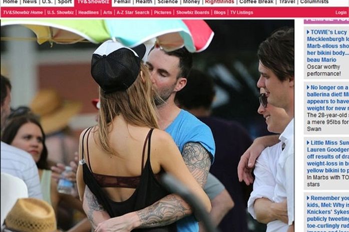 Climão entre Angels: Adam Levine troca de top