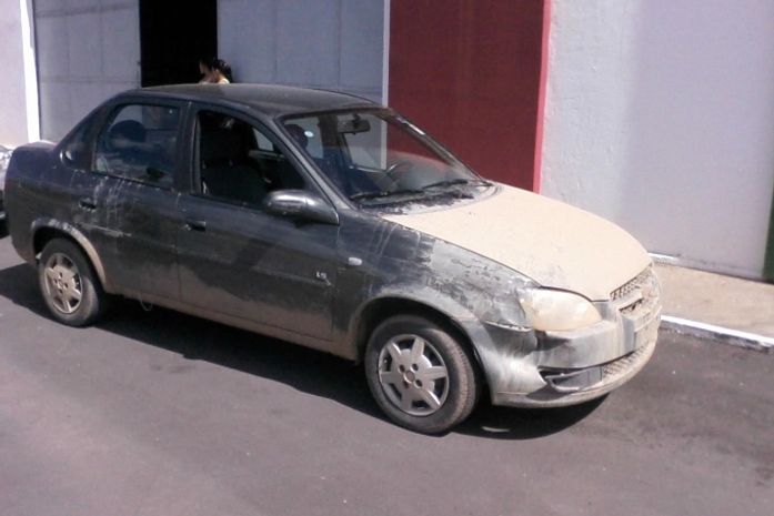 Veículo deixado no local