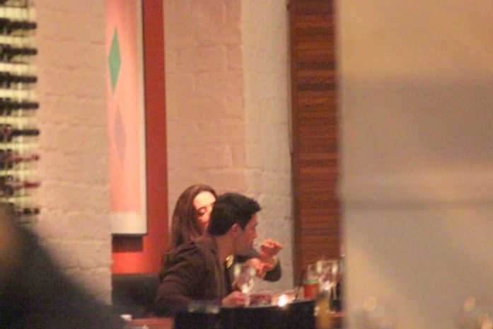 Claudia Raia dá comida na boca do namorado