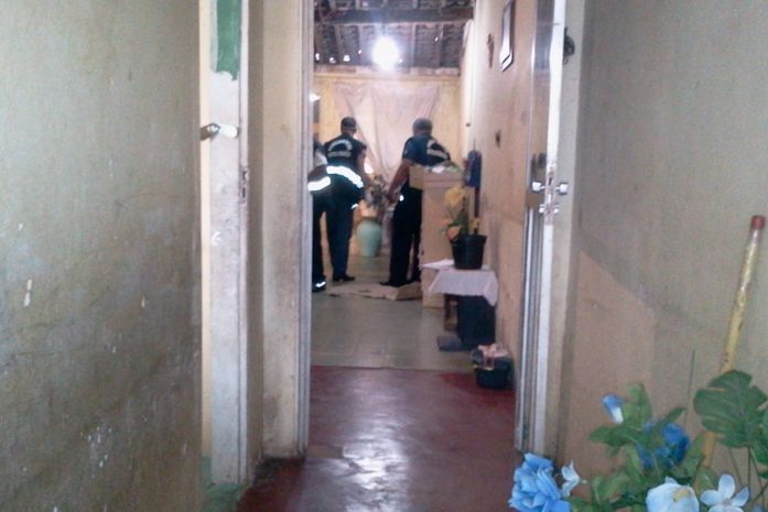 Peritos dentro da residência da vítima