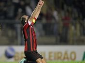 Paulo Baier faz dois, e Atlético-PR derrota Grêmio Barueri