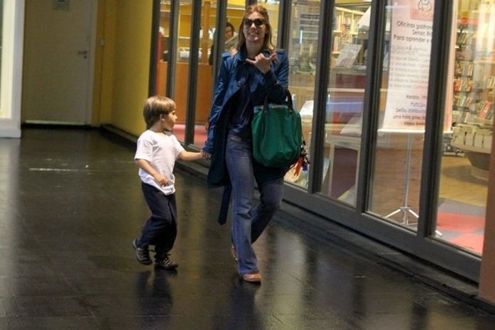 Sorridente, Carolina Dieckmann passeia com o filho em shopping