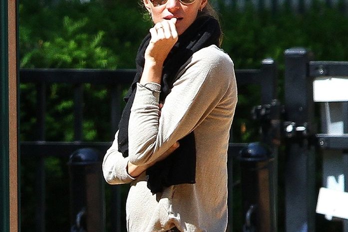 Gisele Bündchen mostra barriguinha saliente em passeio com a família