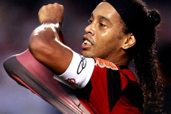 Por Ronaldinho, Fla notifica Verdão, que rebate: 'É para desviar o foco da crise'