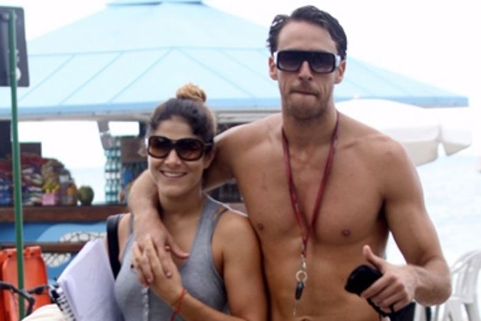 Priscila Fantin passeia com o namorado pelo Leblon