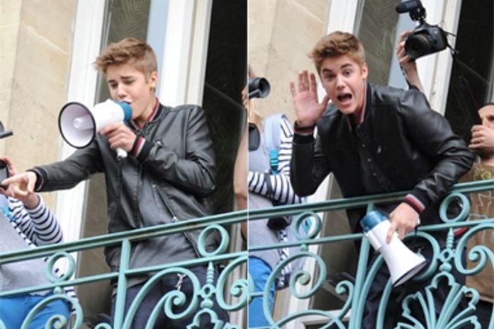 Justin Bieber faz apresentação surpresa da sacada de prédio em Paris
