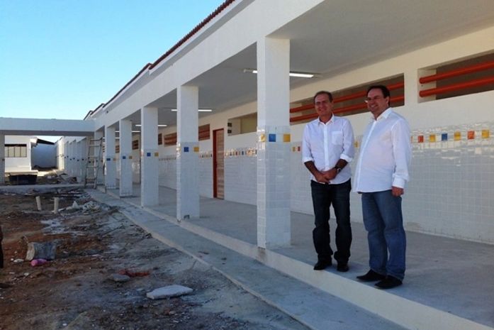 Senador Renan e prefeito Luciano Barbosa visitam obras da escola, que será inaugurada no fim deste mês