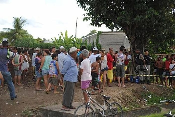 Moradores observando a cena do crime