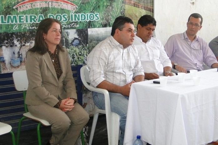 Prefeito James Ribeiro marcou presença no ato de distribuição de sementes