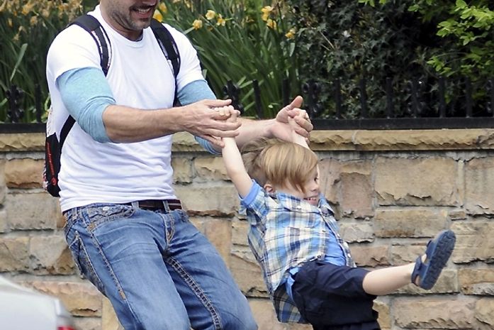 Ricky Martin se diverte com os filhos gêmeos em Nova York