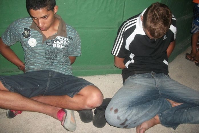 Polícia prende acusados de assaltar universitários no Farol