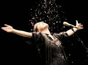 Adriana Calcanhotto reinventa seu repertório de samba em DVD ao vivo