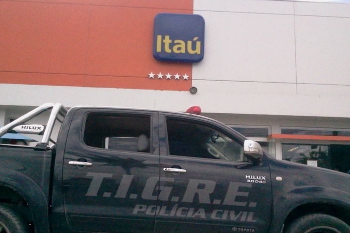 Banco Itaú foi alvo de assaltantes que levaram R$ 60 mil