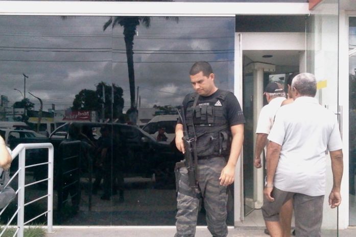 Banco Itaú foi alvo de assaltantes que levaram R$ 60 mil