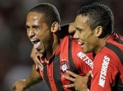 Bruno Costa e Guerrón treinam e podem voltar ao time contra o CRB