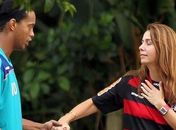 Ronaldinho se defende de ataques do Fla com processo por danos morais