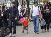 Acompanhado do namorado, Ricky Martin passeia com os filhos em NY
