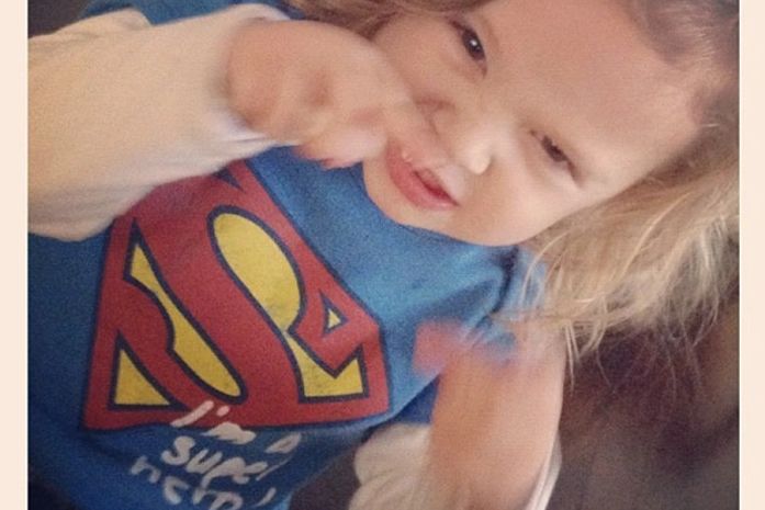 Adriane Galisteu posta foto do filho vestido de Super-Homem