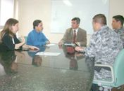 Delegados José Edson Freitas, Mário Jorge Marinho e Ana Luiza Nogueira
reunidos com o coordenador da Força Nacional, capitão
Mauricio de Ávila