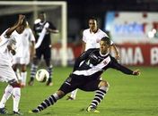 Alecsandro faz dois, Vasco derrota Náutico e assume liderança