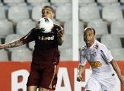 Em jogo de desfalques e polêmicas, Santos e Flu ficam no empate