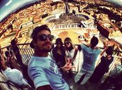 Caio Castro é admirado por mulheres enquanto posa para fotos