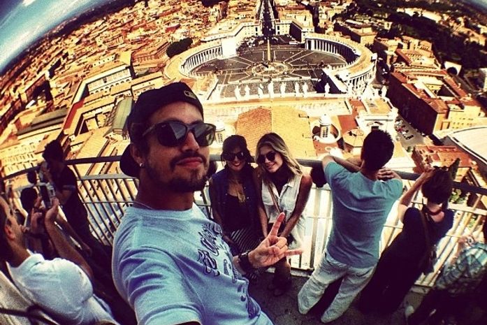 Caio Castro é admirado por mulheres enquanto posa para fotos