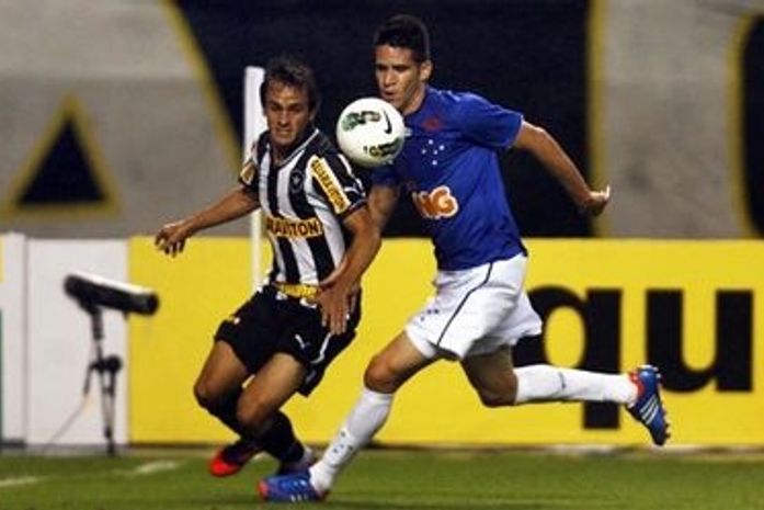 Em 8min, Cruzeiro encerra 100% do Botafogo e vence a 1ª com Roth