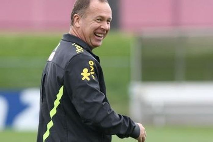 Mano divulga pré-lista de 35 nomes e confirma Ronaldinho fora de Londres